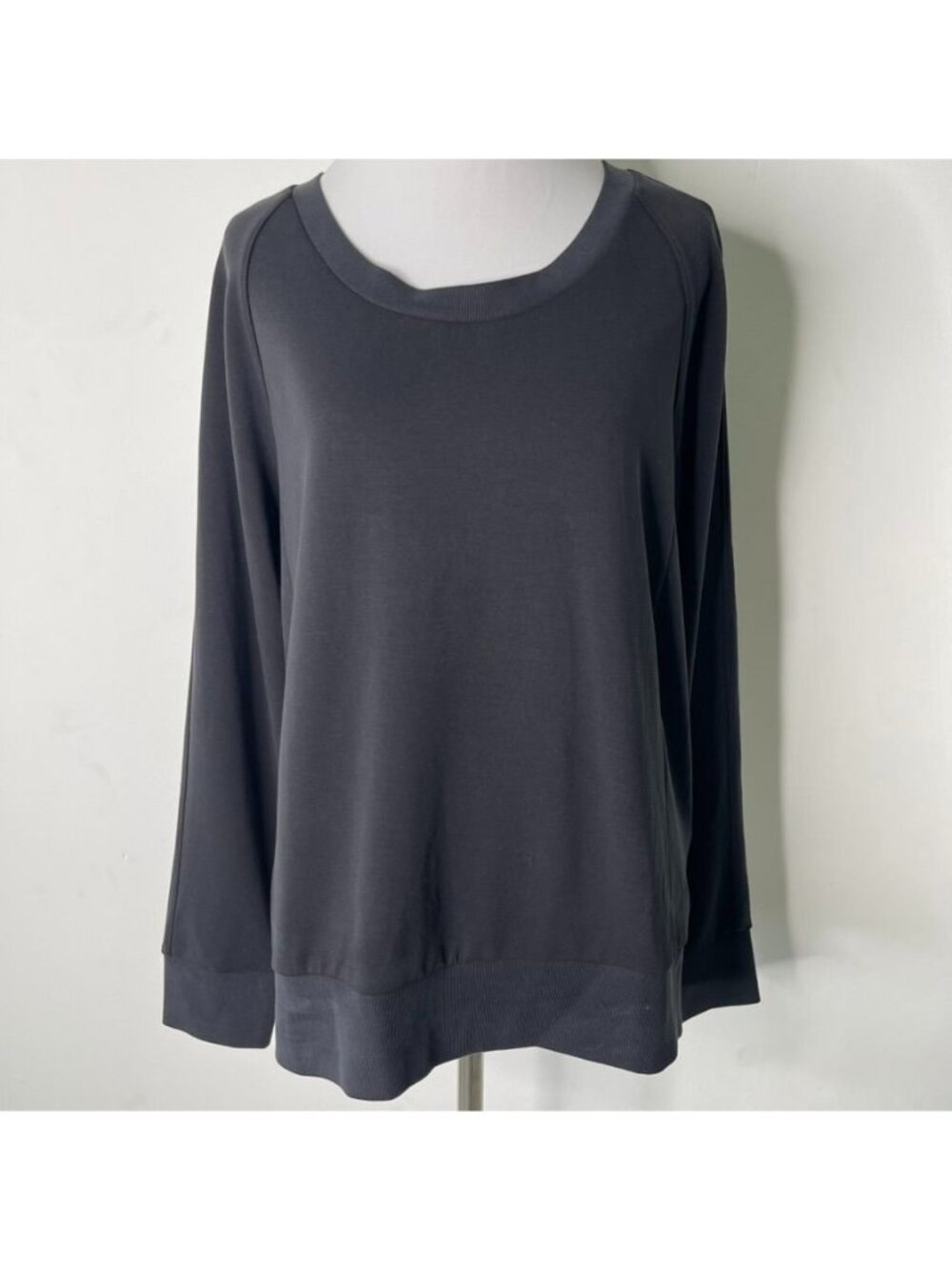 Athleta Womens Small Black Scoop Neck Raglan Pullover Sweatshirt Activewear